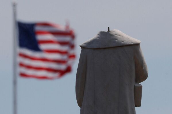 Протестующие обезглавили монумент первооткрывателя Америки Христофора Колумба в Бостоне - Sputnik Армения