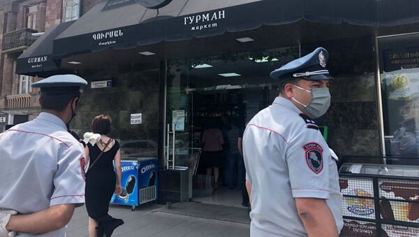 Мониторинг выполнения требований коменданта в различных торговых точках города (12 июня 2020). Гюмри - Sputnik Արմենիա