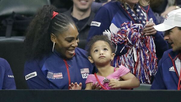 Серена Уильямс со своей дочерью Алексис Олимпией Оганян-младшей во время отборочного теннисного матча Кубка Федерации (8 февраля 2020). Эверетт, штат Вашингтон - Sputnik Армения