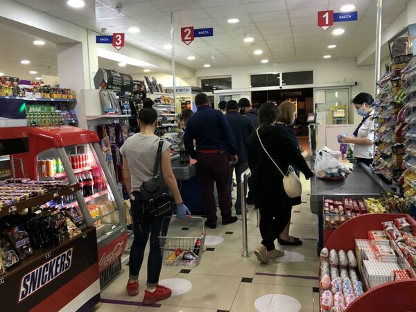В магазинах Гюмри царит полная анархия, или Социальное дистанцирование по-армянски В магазинах Гюмри царит полная анархия, или Социальное дистанцирование по-армянски - Sputnik Армения