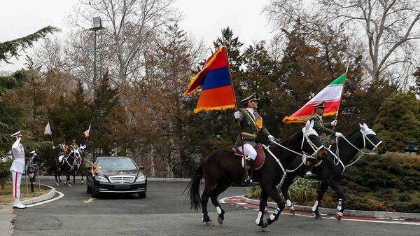 Почетный караул с флагами Армении и Ирана сопровождает автомобиль армянского премьера во время официального визита в Иран (27 февраля 2019). Тегеран - Sputnik Արմենիա