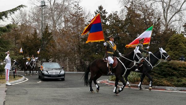 Почетный караул с флагами Армении и Ирана сопровождает автомобиль армянского премьера во время официального визита в Иран (27 февраля 2019). Тегеран - Sputnik Արմենիա