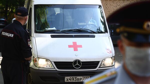 Автомобиль скорой медицинской помощи и сотрудники правоохранительных органов  - Sputnik Армения