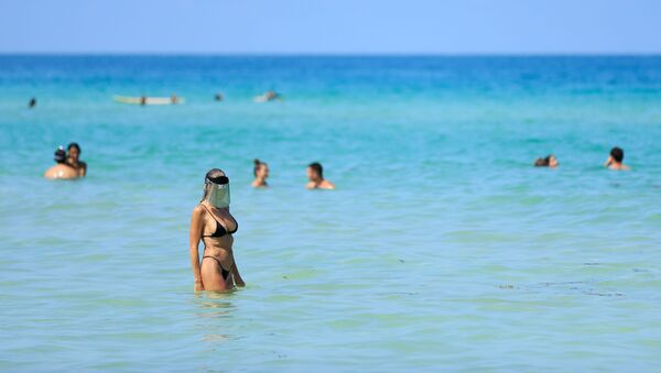 Женщина с защитным экраном на лице на пляже в Майами-Бич, Флорида - Sputnik Армения