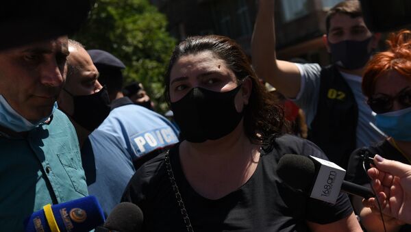 Депутат Ивета Тоноян во время протеста у здания СНБ, где проходит допрос Гагика Царукяна (14 июня 2020). Еревaн - Sputnik Армения