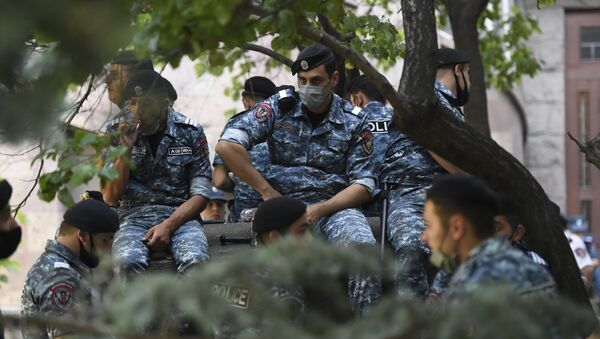 Полиция у здания СНБ, где собралась толпа в поддержку Гагика Царукяна (14 июня 2020). Еревaн - Sputnik Армения