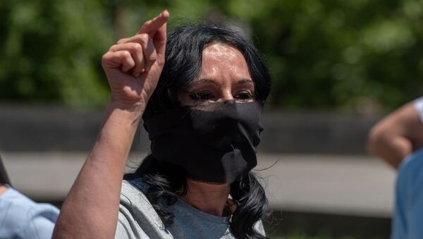 Депутат Наира Зограбян во время протеста у здания СНБ, где проходит допрос Гагика Царукяна (14 июня 2020). Еревaн - Sputnik Արմենիա