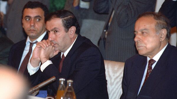 Президенты Армении и Азербайджана Левон Тер-Петросян и Гейдар Алиев во время совещания глав государств-членов СНГ (27 сентября 1993). Москвa - Sputnik Армения
