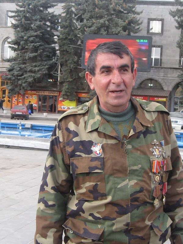 «Կումայրի» երկրապահ կամավորական ջոկատի մարտիկ Մարտուն Պետրոսյանը «Կումայրի» երկրապահ կամավորական ջոկատի մարտիկ Մարտուն Պետրոսյանը - Sputnik Արմենիա