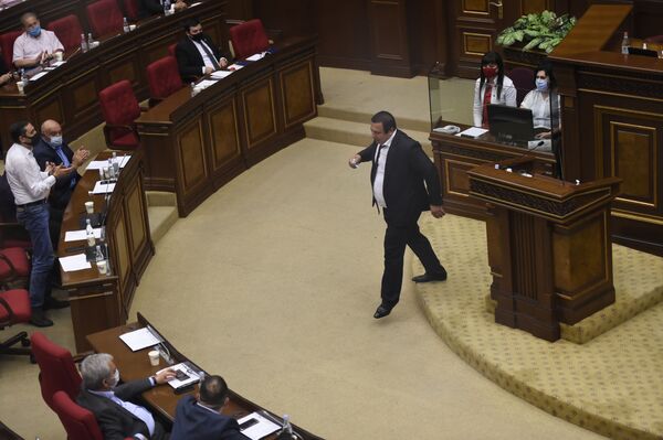 Депутат Гагик Царукян после выступления на заседании Парламента - Sputnik Армения