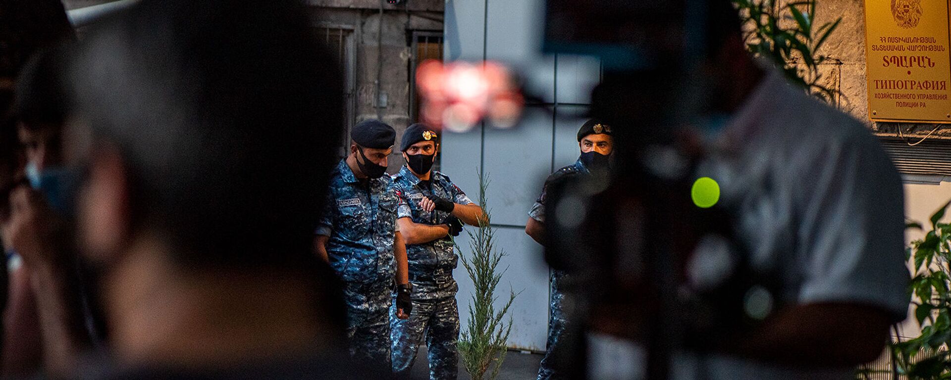 Полицейский кордон перед журналистами у выхода из здания СНБ на улице Ханджяна (16 июня 2020). Еревaн - Sputnik Армения, 1920, 01.11.2021