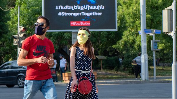 Молодые люди в масках на перекрестке улиц Московян, Ханджяна и Налбандяна - Sputnik Արմենիա