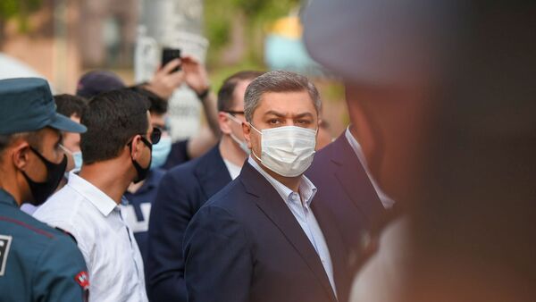 Артур Ванецян перед зданием суда, где проходит судебное заседание по делу Гагика Царукяна (17 июня 2020). Еревaн - Sputnik Армения