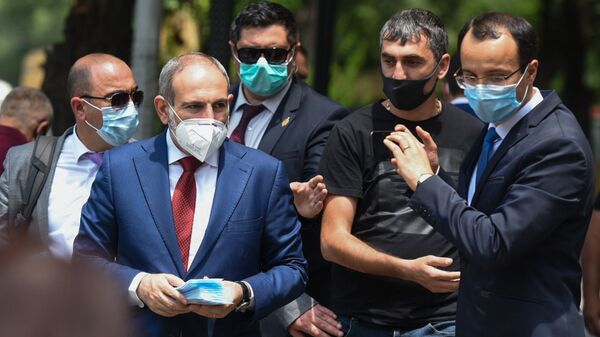  Премьер-министр Никол Пашинян собственноручно раздает медицинские маски на улице (18 июня 2020). Еревaн - Sputnik Армения