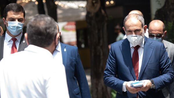 Премьер-министр Никол Пашинян собственноручно раздает медицинские маски на улице (18 июня 2020). Еревaн - Sputnik Армения