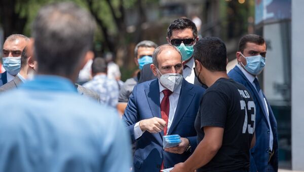 Премьер-министр Никол Пашинян собственноручно раздает медицинские маски на улице (18 июня 2020). Еревaн - Sputnik Армения