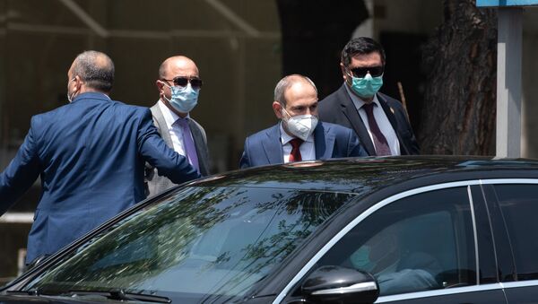 Премьер-министр Никол Пашинян собственноручно раздает медицинские маски на улице (18 июня 2020). Еревaн - Sputnik Արմենիա