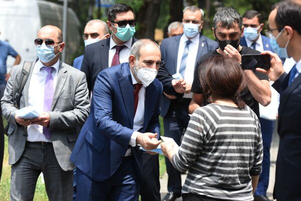 Премьер-министр Армении Никол Пашинян собственноручно раздает медицинские маски на улице - Sputnik Армения