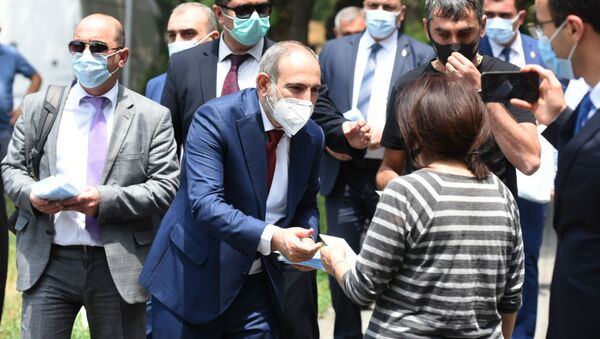 Премьер-министр Армении Никол Пашинян собственноручно раздает медицинские маски на улице - Sputnik Արմենիա