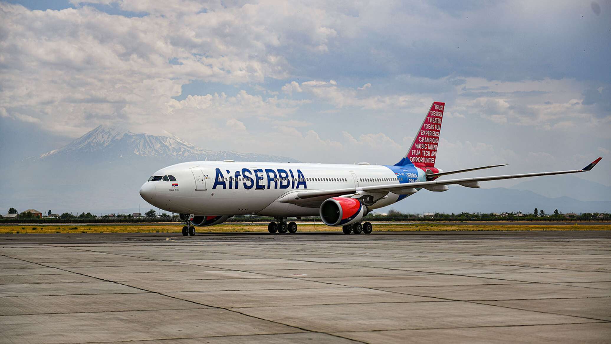 Air serbia белград. АИР Сербия самолеты. A330 Air Serbia. Авиакомпания сербские авиалинии. Самолет президента Сербии.