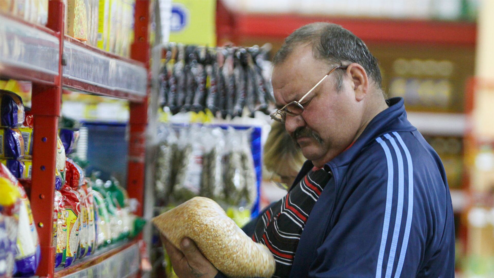 Покупатель у прилавка с крупами в супермаркете - Sputnik Армения, 1920, 07.02.2021