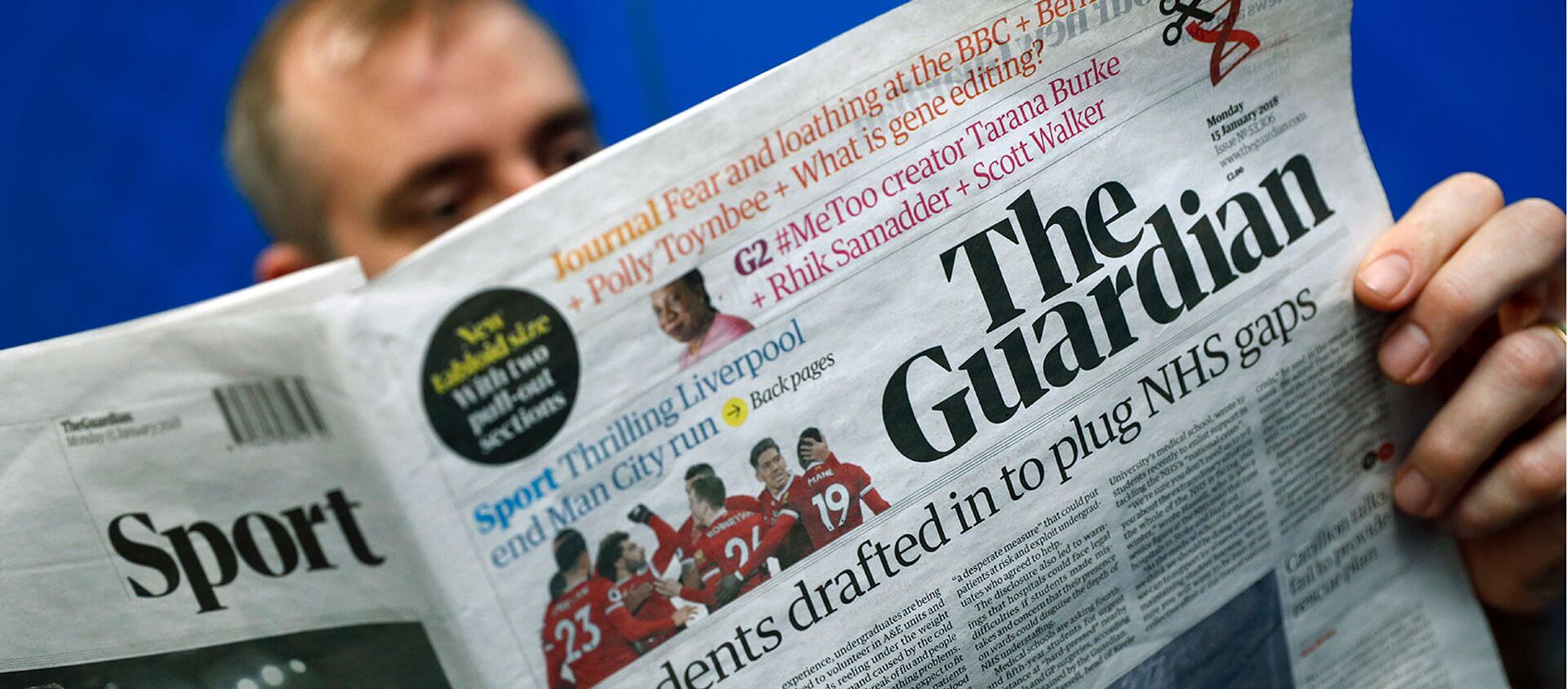 Мужчина с газетой The Guardian - Sputnik Армения, 1920, 15.07.2020