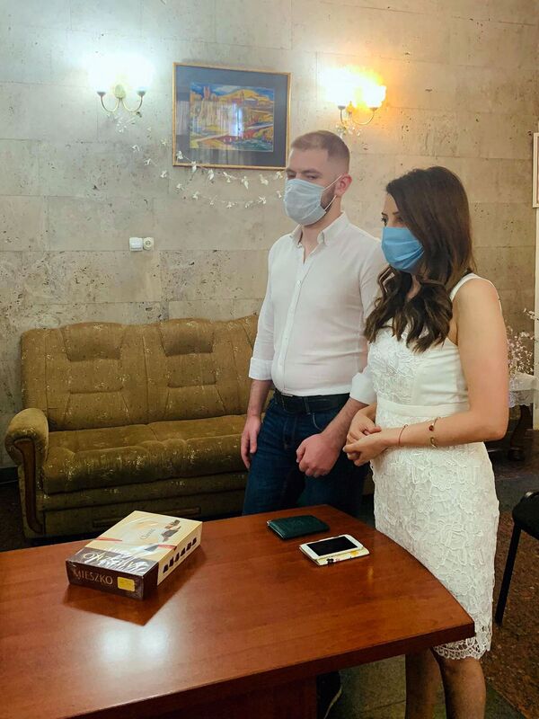 Դիմակով հարսնացու, անկոստյում փեսացու, օնլայն հյուրեր. «կորոնավիրուսային» հարսանիքները Դիմակով հարսնացու, անկոստյում փեսացու, օնլայն հյուրեր. «կորոնավիրուսային» հարսանիքները - Sputnik Արմենիա