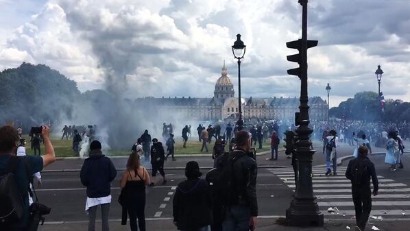 Беспорядки в Париже во время акции протеста медицинских работников - Sputnik Армения
