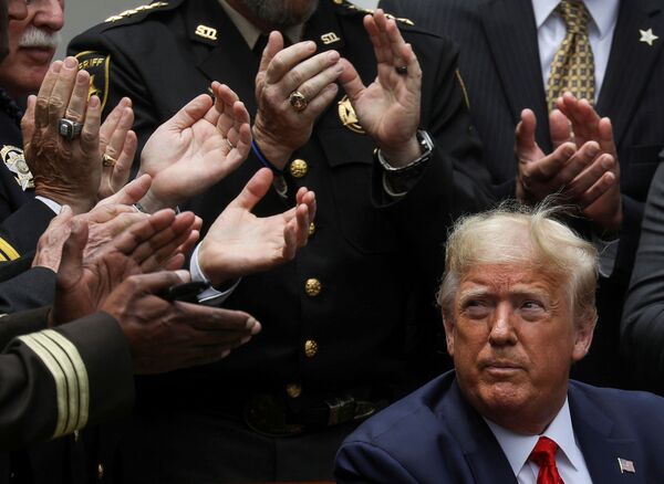 Президент США Дональд Трамп после подписания распоряжения о реформе полиции в Розовом саду Белого дома - Sputnik Армения