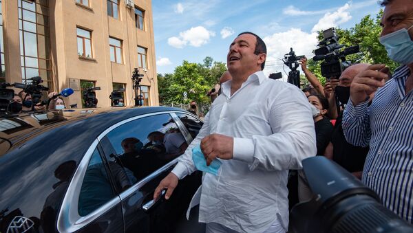 Гагик Царукян выходит из здания суда (21 июня 2020). Еревaн - Sputnik Արմենիա