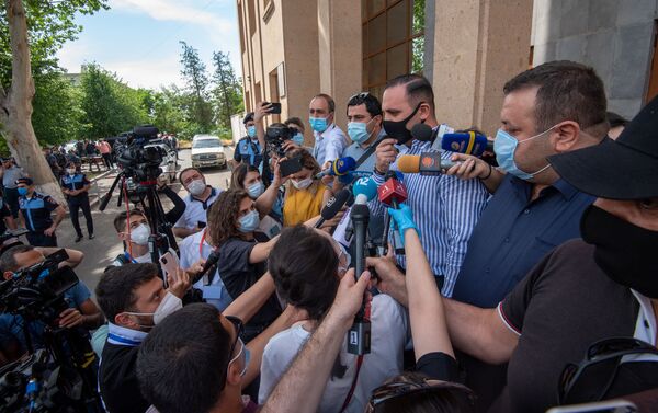 Адвокат Гагика Царукяна Ерем Саркисян отвечает на вопросы журналистов после окончания судебного заседания (21 июня 2020). Еревaн Адвокат Гагика Царукяна Ерем Саркисян отвечает на вопросы журналистов после окончания судебного заседания (21 июня 2020). Еревaн - Sputnik Армения