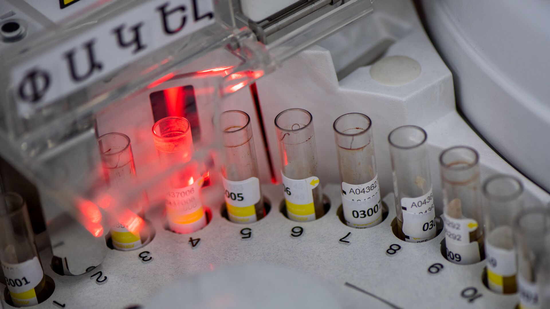 Лаборатория для проведения тестов на антитела к коронавирусу в Республиканском центре профилактики СПИДа - Sputnik Армения, 1920, 12.06.2021