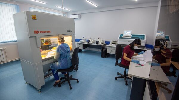 Лаборатория для проведения тестов на антитела к коронавирусу в Республиканском центре профилактики СПИДа - Sputnik Армения