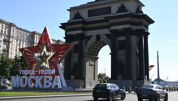 Звезда с надписью город-герой Москва у Триумфальной арки на Кутузовском проспекте в Москве - Sputnik Армения