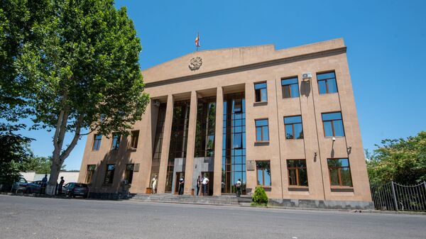 Здание суда первой инстанции общей юрисдикции административного района Шенгавит перед началом судебного заседания по делу 1 марта (23 июня 2020). Еревaн - Sputnik Армения