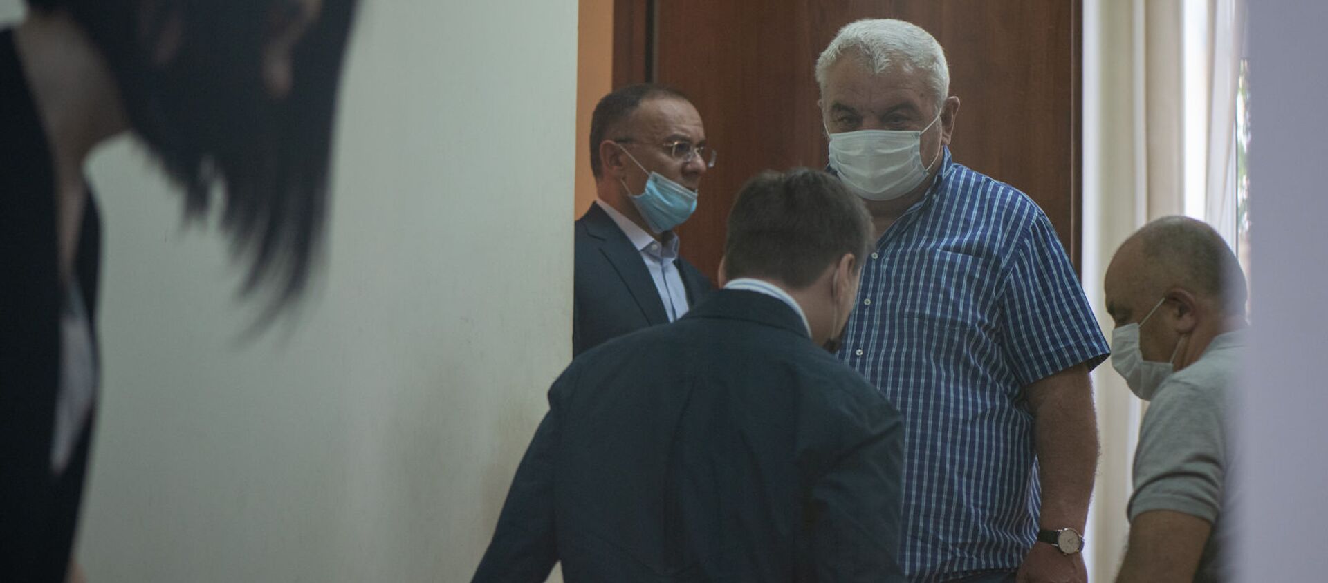 Юрий Хачатуров и Сейран Оганян входят в зал суда перед началом заседания по делу 1 марта (23 июня 2020). Еревaн - Sputnik Արմենիա, 1920, 06.04.2021