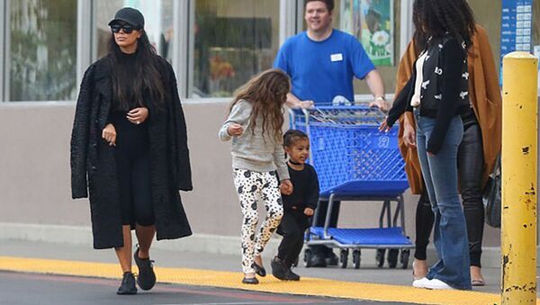 Ким Кардашьян на шоппинге с дочерью Норд - Sputnik Արմենիա