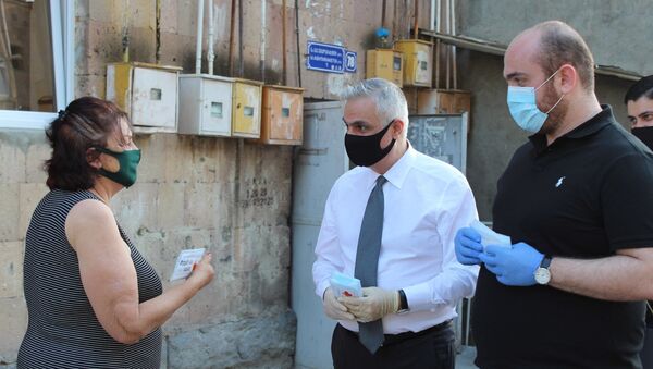 Вице-премьер Мгер Григорян раздает маски - Sputnik Армения