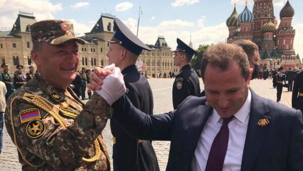 Министр обороны Давид Тоноян (справа) с полковником Ашотом Акопяном на параде Победы (24 июня 2020). Москва - Sputnik Армения