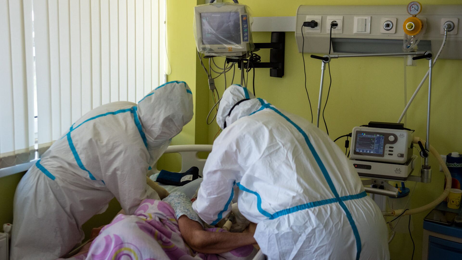 Медсестры ухаживают за пациентом в реанимации медцентра Арташат - Sputnik Армения, 1920, 03.04.2021