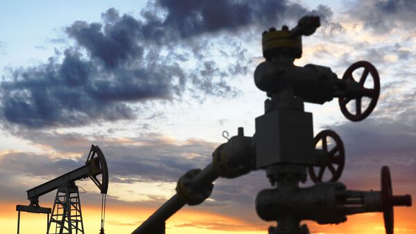 Нефтяная качалка на фоне заката - Sputnik Արմենիա