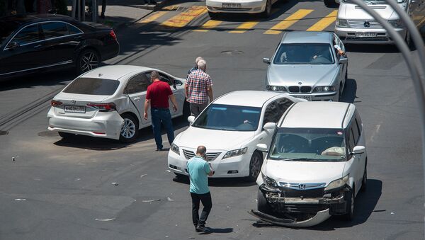 Дорожно-транспортное происшествие на перекрестке улиц Амиряна и Закяна (29 июня 2020). Еревaн - Sputnik Армения