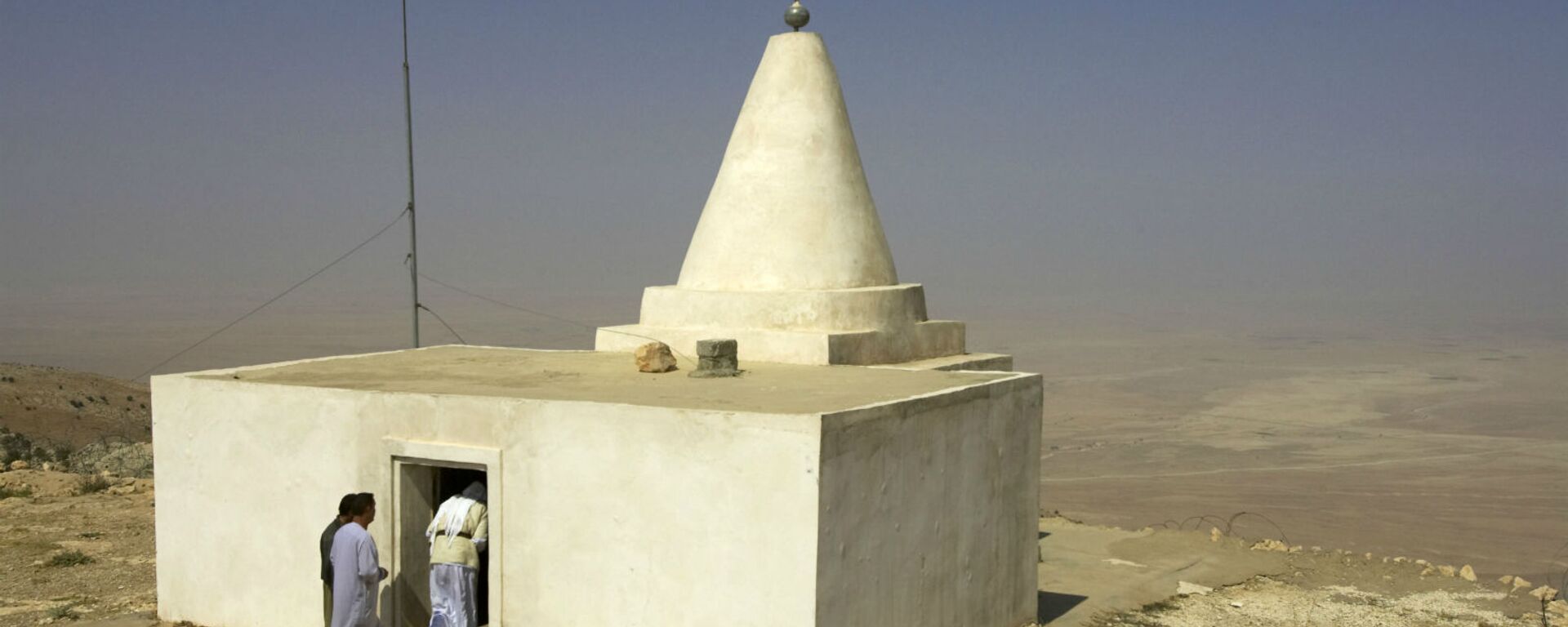 Езидский храм на самой высокой вершине гор Синджар на севере Ирака - Sputnik Армения, 1920, 24.12.2021