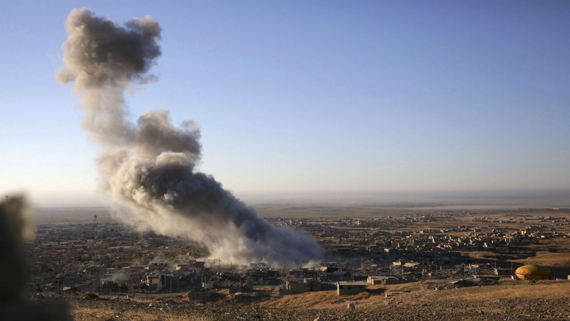 Взрыв после воздушного удара над северным иракским городом Синджар, произведенного боевиками ИГ (12 ноября 2015). Ирак - Sputnik Армения, 1920, 07.04.2021