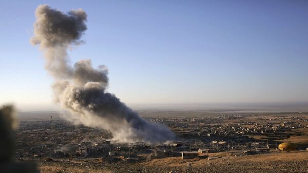 Взрыв после воздушного удара над северным иракским городом Синджар, произведенного боевиками ИГ (12 ноября 2015). Ирак - Sputnik Армения