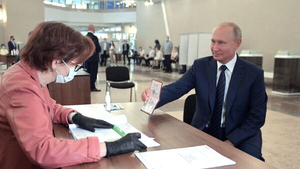 Президент РФ В. Путин принял участие в голосовании по внесению поправок в Конституцию РФ - Sputnik Армения