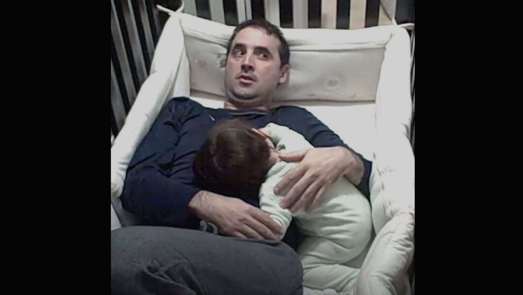 Папа спящую дочурку. Отец укладывает ребенка спать. Папа укладывает сына спать. Папа укладывает дочку спать.