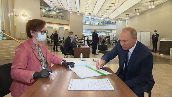 Владимир Путин проголосовал по поправкам к Конституции России - Sputnik Армения
