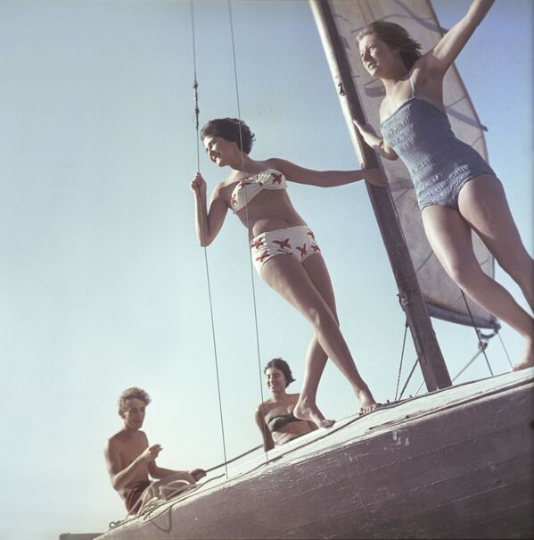 Девушки в купальниках во время прогулки на яхте - Sputnik Армения
