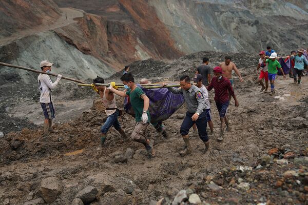 Спасатели извлекают тела погибших в районе оползня на нефритовом карьере в Пхакане, штат Качин (2 июля 2020). Мьянма - Sputnik Армения